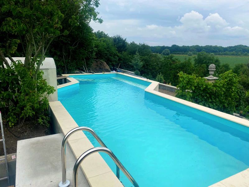 Referenz: Ein gemauerter Pool mit Wasserfall und schönem Ausblick in Leuna