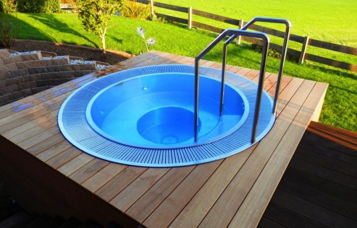 Pools und Whirlpools aus Edelstahl bei Swimmingpool24